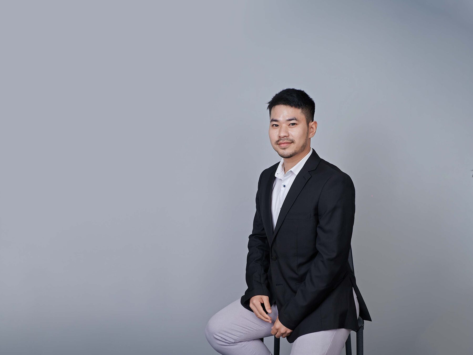 Manachai Leerarudee, studio portrait in a dark blazer